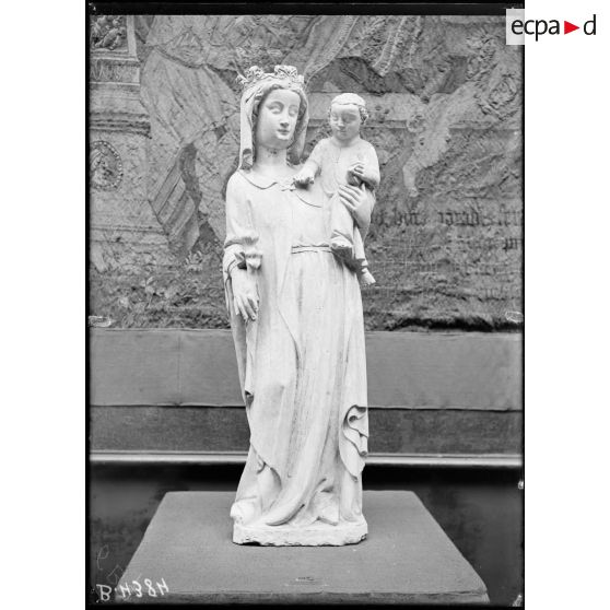 Petit Palais, exposition des œuvres d’arts mutilées, vierge à l’enfant, XVIe siècle chapelle Ste Anne à Troyon (Meuse). [légende d’origine]