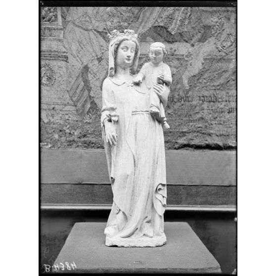 Petit Palais, exposition des œuvres d’arts mutilées, vierge à l’enfant, XVIe siècle chapelle Ste Anne à Troyon (Meuse). [légende d’origine]