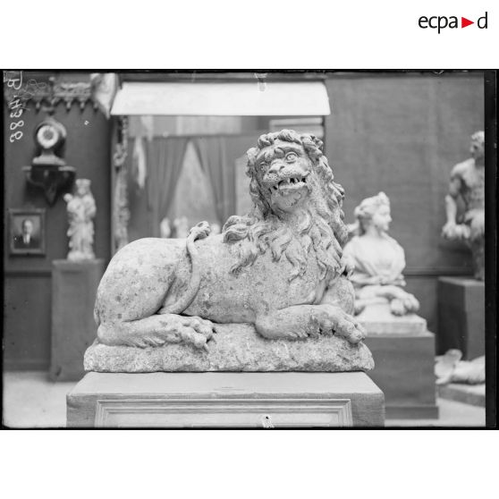 Petit Palais, exposition des œuvres d’arts mutilées, lion de la grille d’entrée du château d’Etrechy (Marne). [légende d’origine]