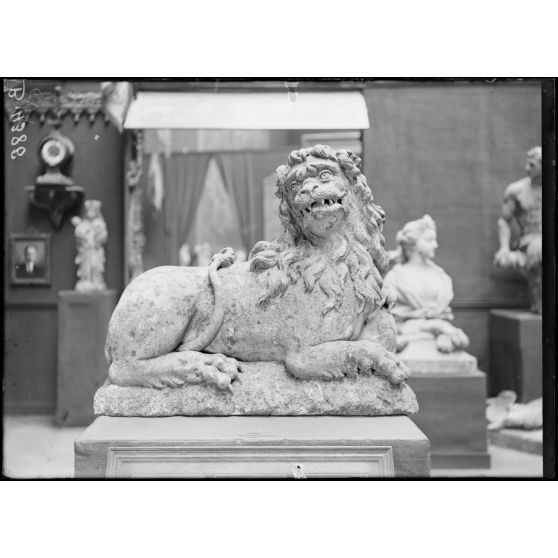Petit Palais, exposition des œuvres d’arts mutilées, lion de la grille d’entrée du château d’Etrechy (Marne). [légende d’origine]