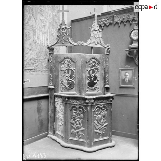 Petit Palais, exposition des œuvres d’arts mutilées, fragment de la chaire de l’église d’Herbéviller (Meurthe-et-Moselle). [légende d’origine]