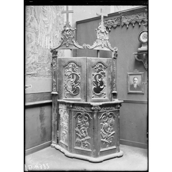 Petit Palais, exposition des œuvres d’arts mutilées, fragment de la chaire de l’église d’Herbéviller (Meurthe-et-Moselle). [légende d’origine]
