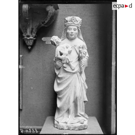 Petit Palais, exposition des œuvres d’arts mutilées, vierge et enfant Jésus, église de Vraincourt. [légende d’origine]