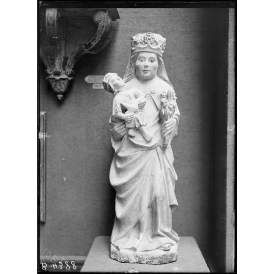 Petit Palais, exposition des œuvres d’arts mutilées, vierge et enfant Jésus, église de Vraincourt. [légende d’origine]