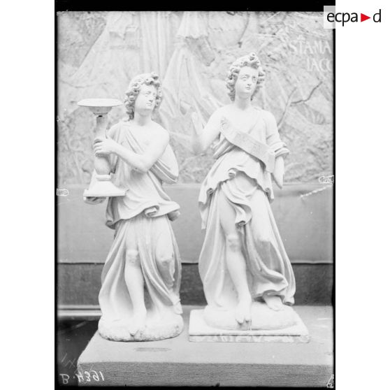 Petit Palais, exposition des œuvres d’arts mutilées, 2 statues de l’autel de l’église de Cauroy (Marne). [légende d’origine]