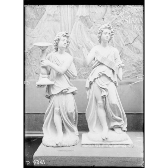 Petit Palais, exposition des œuvres d’arts mutilées, 2 statues de l’autel de l’église de Cauroy (Marne). [légende d’origine]