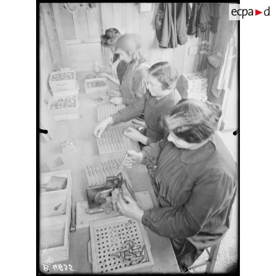 St Ouen, usine Ruggieri, artificier. Chargement et amorçage des fusées d’obus VB. Atelier de mise en poudre et capsule. [légende d’origine]