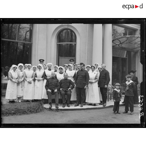 Ambulance néerlandaise du Pré Catalan. Groupe de médecins et d'infirmières néerlandaises. [légende d'origine]