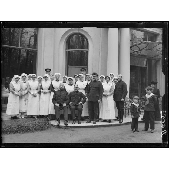 Ambulance néerlandaise du Pré Catalan. Groupe de médecins et d'infirmières néerlandaises. [légende d'origine]