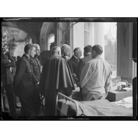 Ambulance néerlandaise du Pré Catalan. Monsieur Justin Godart visite les blessés. [légende d'origine]