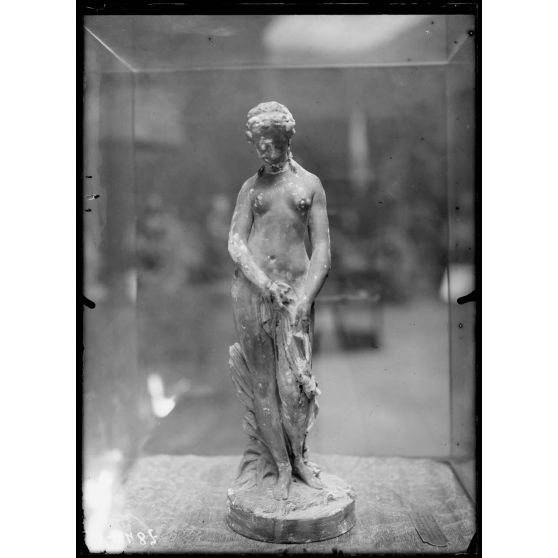 Petit Palais, les œuvres d’art mutilées, baigneuse attribuée à Falconet trouvée dans les ruines du château de Baron (Oise). [légende d’origine]