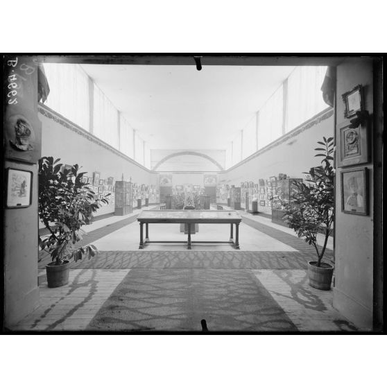 Paris, Salon des Armées, vue générale de la 1ère salle du Salon des Armées. [légende d’origine]