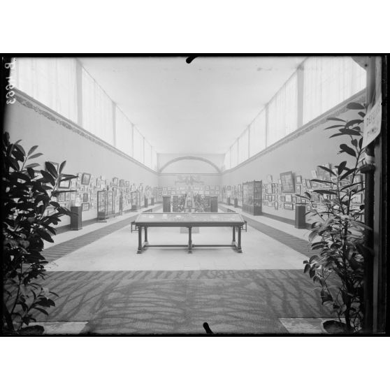 Paris, Salon des Armées, vue générale de la 2e salle. [légende d’origine]
