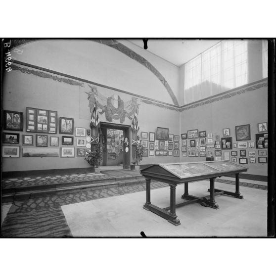 Paris, Salon des Armées, un coin de la 2e salle. [légende d’origine]