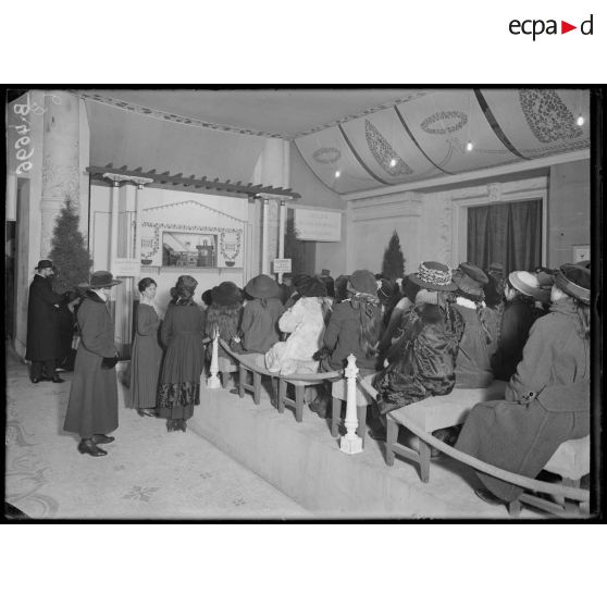 Paris, pavillon de Marsan, séance au théâtre Guignol de l'exposition de jouets. [légende d’origine]