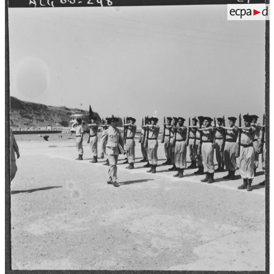 Dellys. Le général passe les troupes en revue.