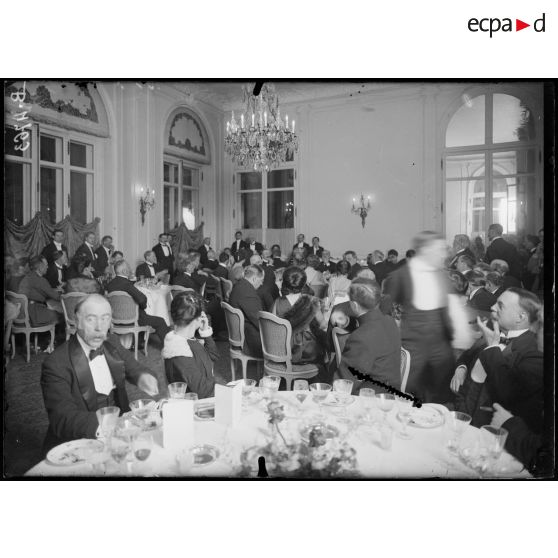 Paris, hôtel Ritz, banquet du comité France-Amérique, la salle pendant le discours de M. Sharp, ambassadeur aux Etats-Unis. [légende d’origine]