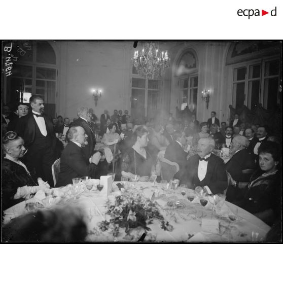 Paris, hôtel Ritz, banquet du comité France-Amérique, la salle pendant le discours de M. Sharp, ambassadeur aux Etats-Unis. [légende d’origine]