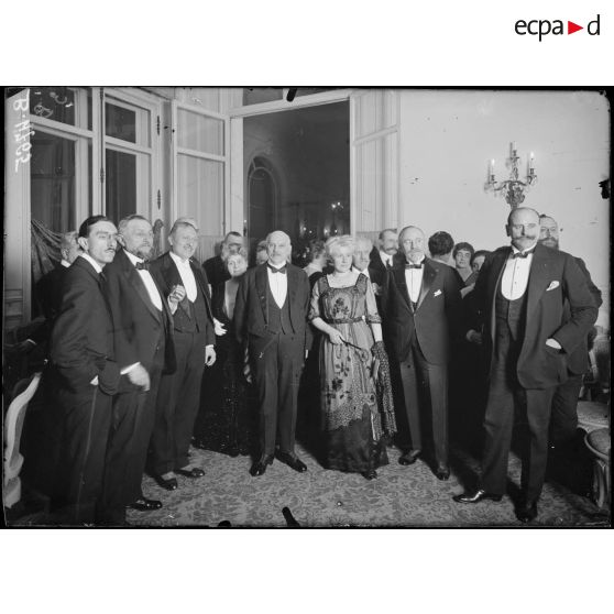 Paris, hôtel Ritz : messieurs Viviani, Hanotaux, Carton de Wiart et Sharp. [légende d’origine]