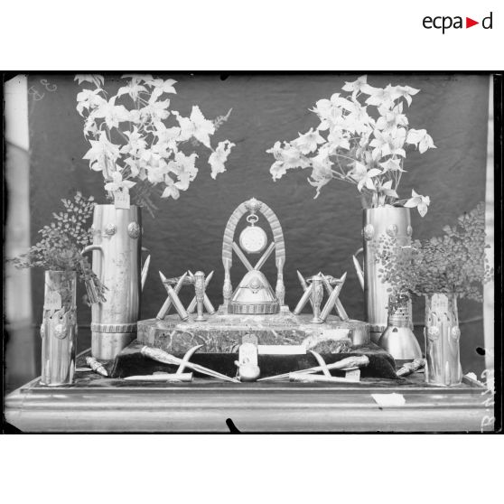 Paris, salon des Armées, vitrine contenant divers objets fabriqués par Peter André. [légende d’origine]