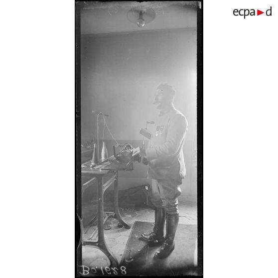 Paris, rue Daru, comité franco-américain pour les aveugles de guerre. Un aveugle travaillant à une tricoteuse. [légende d’origine]