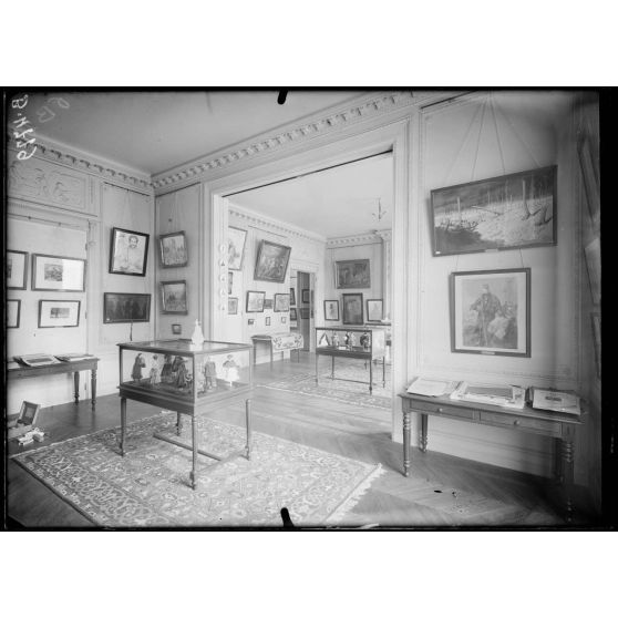 Paris, musée Leblanc, grande salle des originaux. [légende d’origine]
