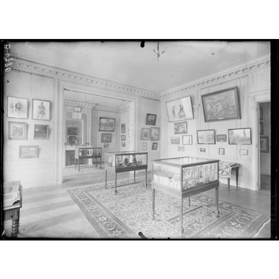 Paris, musée Leblanc, grande salle des originaux. [légende d’origine]
