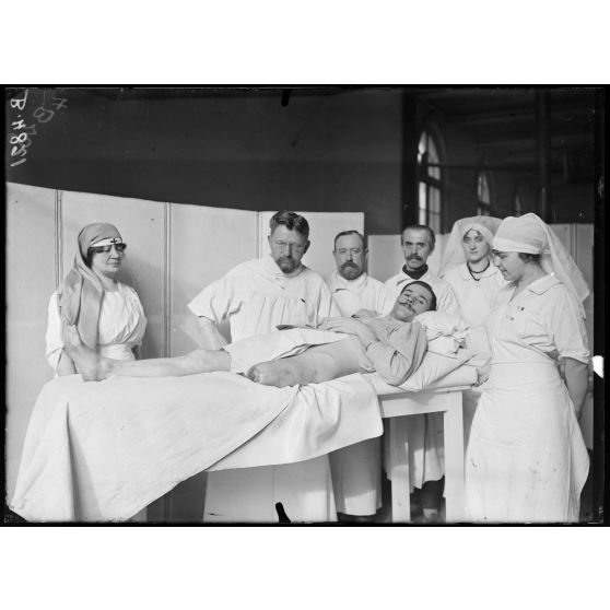 Paris, hôpital du Grand Palais. Opération de la greffe des os faite par le docteur Laurent. Le docteur Laurent et les infirmiers. [légende d'origine]