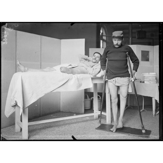 Paris, hôpital du Grand Palais. Les deux soldats qui vont subir l'opération de la greffe. [légende d'origine]