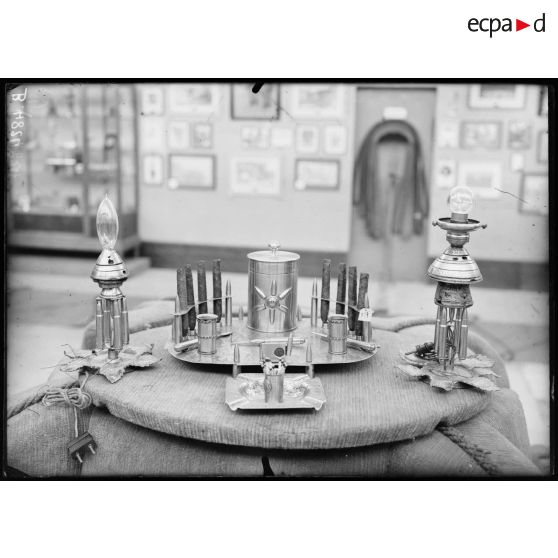 Paris, salon des Armées, petits objets d’art du front, par Fillion. [légende d’origine]