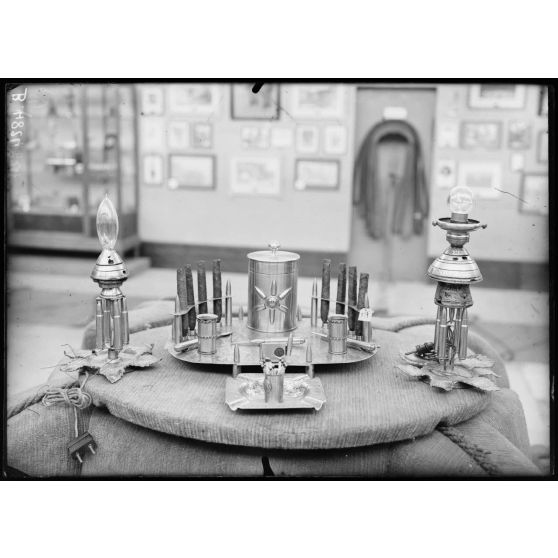 Paris, salon des Armées, petits objets d’art du front, par Fillion. [légende d’origine]