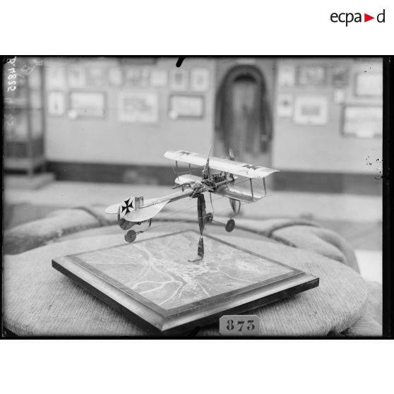 Paris, salon des Armées, biplan allemand par Fillion. [légende d’origine]