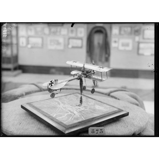 Paris, salon des Armées, biplan allemand par Fillion. [légende d’origine]