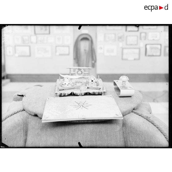Paris, salon des Armées, nécessaire de bureau par Fillion. [légende d’origine]