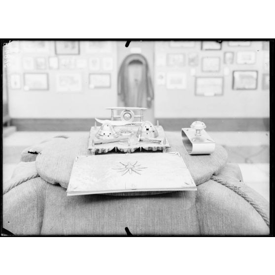 Paris, salon des Armées, nécessaire de bureau par Fillion. [légende d’origine]