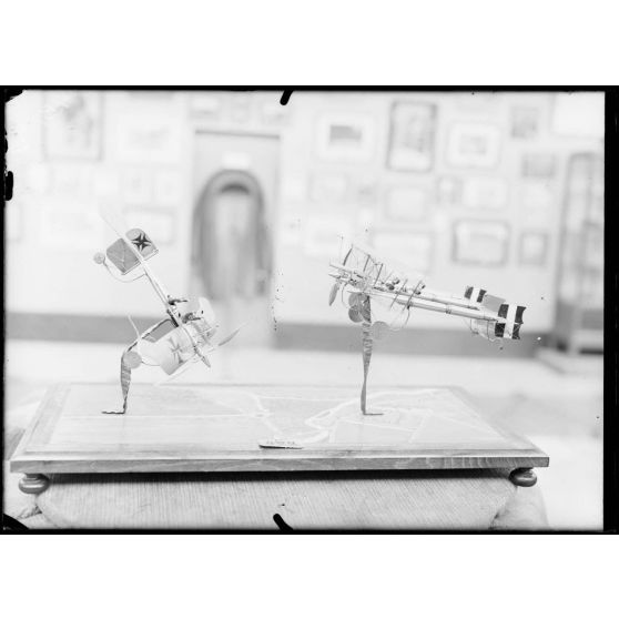 Paris, salon des Armées, combat aérien, par Fillion. [légende d’origine]