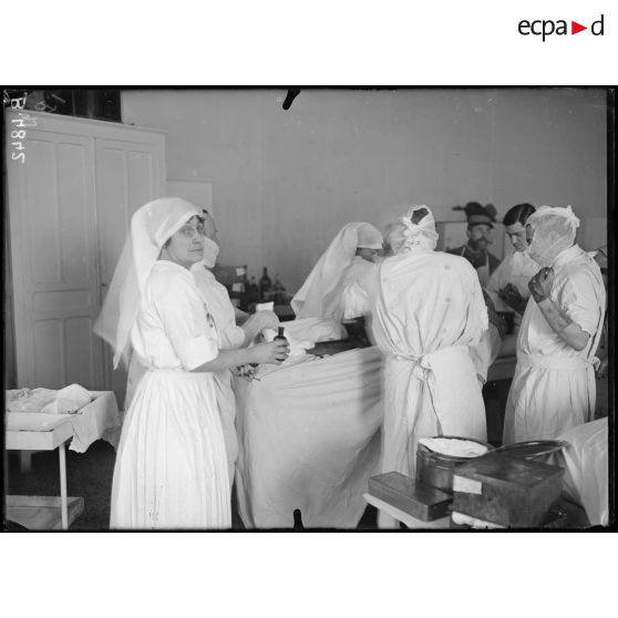 Paris, hôpital du Grand Palais, opération de la greffe des os, par le docteur Laurent. [légende d’origine]