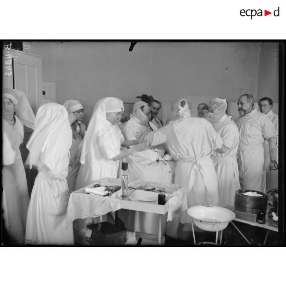 Paris, hôpital du Grand Palais, opération de la greffe des os, par le docteur Laurent. [légende d’origine]