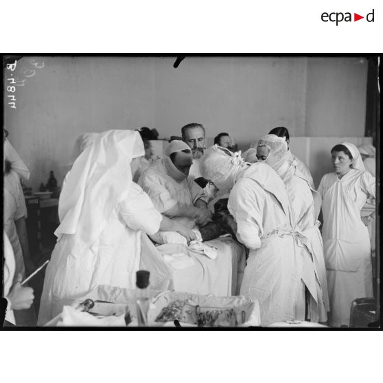 Paris, hôpital du Grand Palais, opération de la greffe des os, par le docteur Laurent. [légende d’origine]