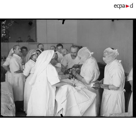 Paris, hôpital du Grand Palais, opération de la greffe des os, par le docteur Laurent. [légende d’origine]