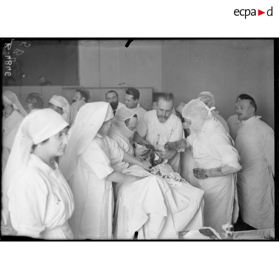 Paris, hôpital du Grand Palais, opération de la greffe des os, par le docteur Laurent. [légende d’origine]