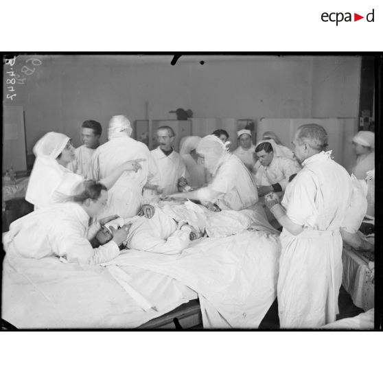 Paris, hôpital du Grand Palais, opération de la greffe des os, par le docteur Laurent. [légende d’origine]