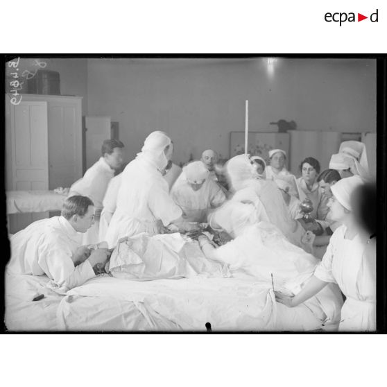 Paris, hôpital du Grand Palais, opération de la greffe des os, par le docteur Laurent. [légende d’origine]