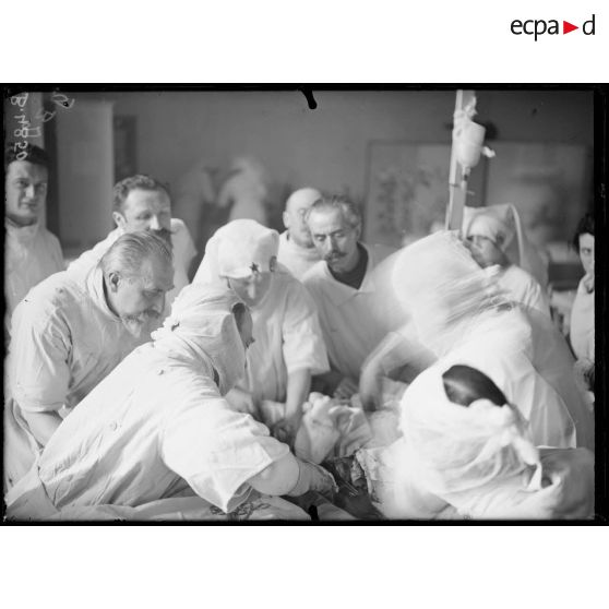 Paris, hôpital du Grand Palais, opération de la greffe des os, par le docteur Laurent. [légende d’origine]