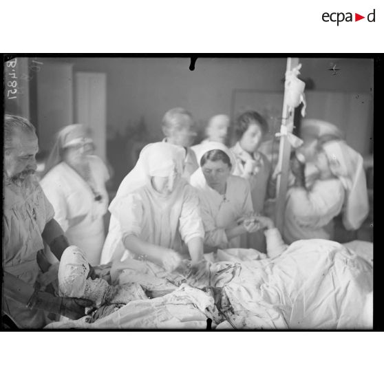 Paris, hôpital du Grand Palais, opération de la greffe des os, par le docteur Laurent. [légende d’origine]