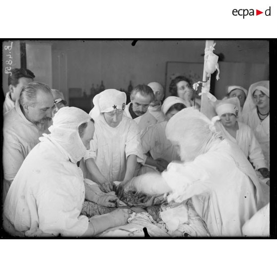 Paris, hôpital du Grand Palais, opération de la greffe des os, par le docteur Laurent. [légende d’origine]