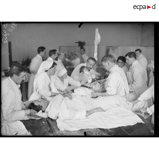 Paris, hôpital du Grand Palais, opération de la greffe des os, par le docteur Laurent. [légende d’origine]