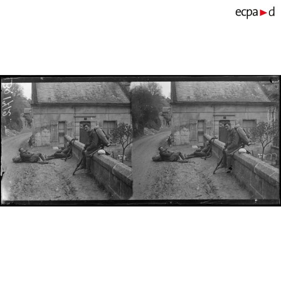 Sur la route de Villers-Cotterêts (Aisne), soldats anglais se reposant dans un village. [légende d’origine]