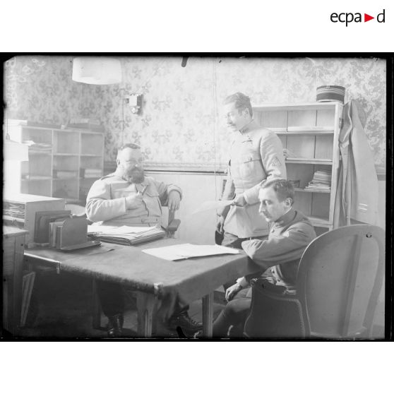 Grand quartier général, le colonel Toutin, le capitaine Magne et l’officier d’ordonnance du général Pont. [légende d’origine]