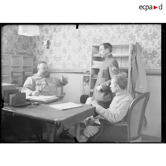 Grand quartier général, le colonel Toutin, le capitaine Magne et l’officier d’ordonnance du général Pont. [légende d’origine]